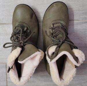 PRE-OWNED JBU BOOTS Olive Green Lace-Up Boots( Side Zipper)with Faux Fur Lining.